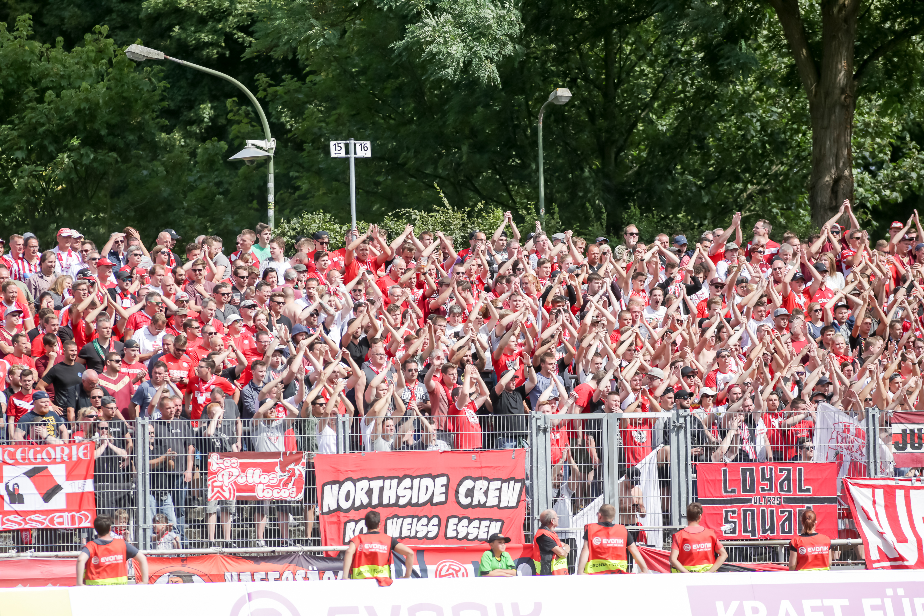 Auch in Bergisch Gladbach werden wieder zahlreiche RWE-Fans erwartet. (Foto: Endberg)