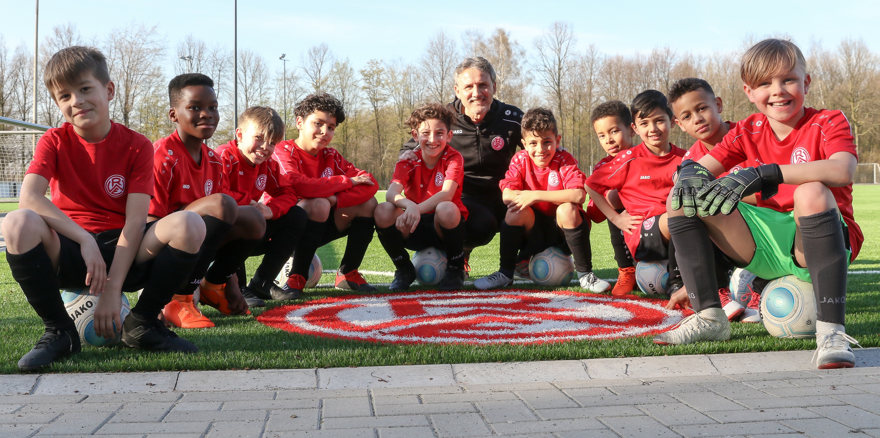 Lernen von den RWE-Jugendtrainern: "Putsche" Helmig schult im Fördertraining junge Fußballtalente. (Foto: Endberg)
