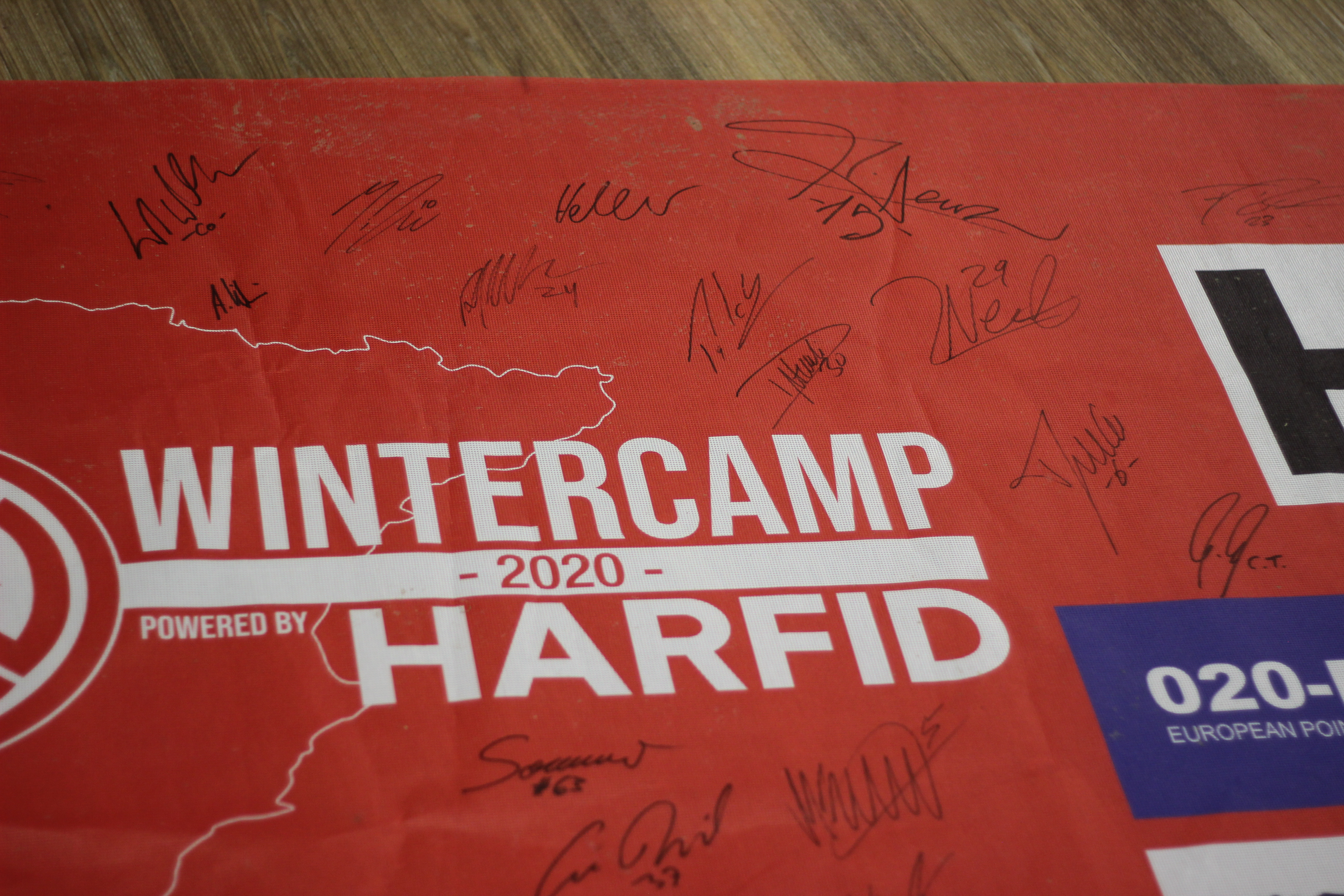 Das Banner aus dem rot-weissen Trainingslager wurde von der gesamten Mannschaft signiert.