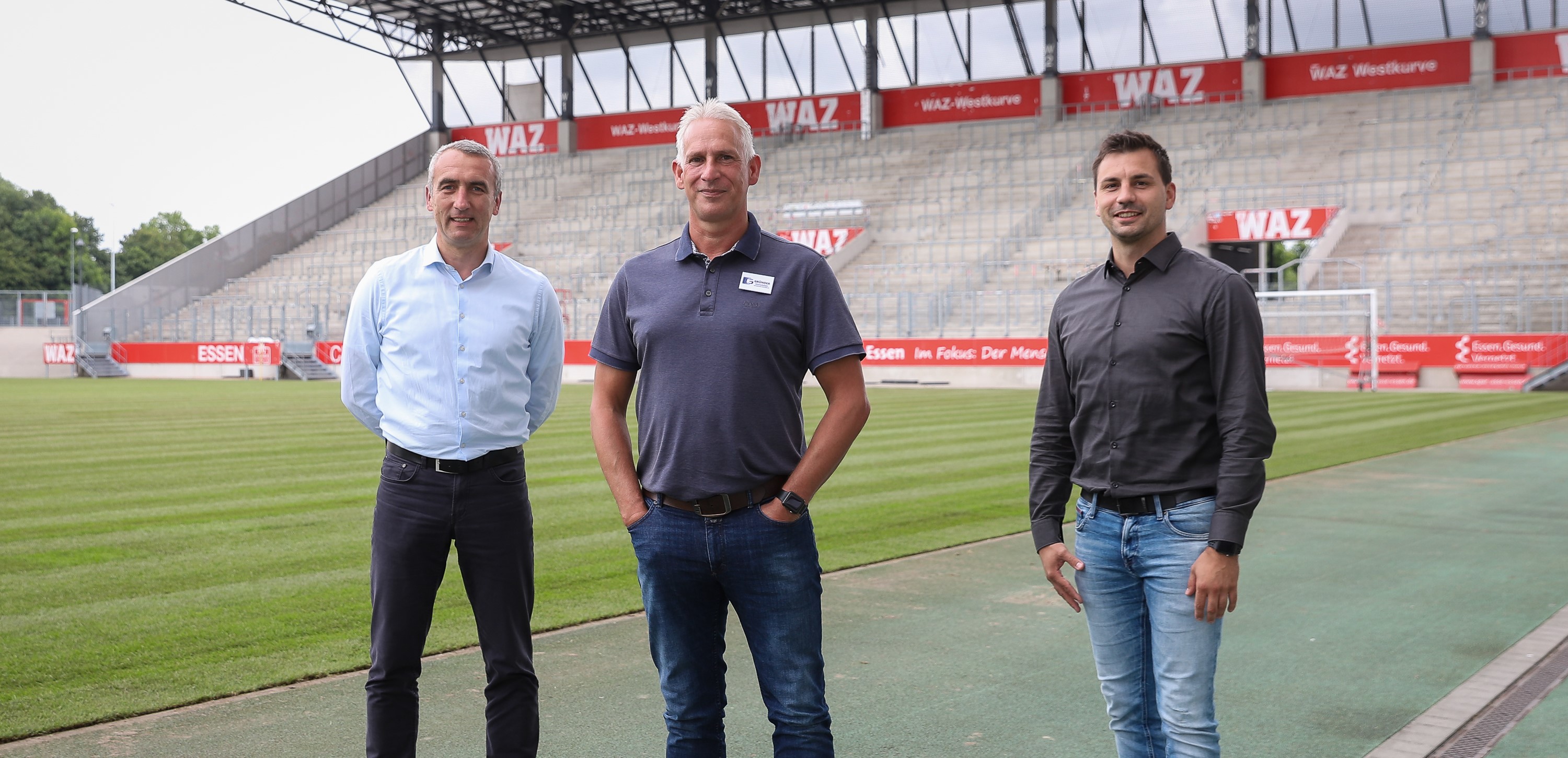 Komplettiert seit Juni das Führungstrio an der Hafenstraße: Chef-Trainer Christian Neidhart (mitte) mit RWE-Vorstand Marcus Uhlig (li.), sowie Sportdirektor Jörn Nowak (re.). (Foto: RWE).