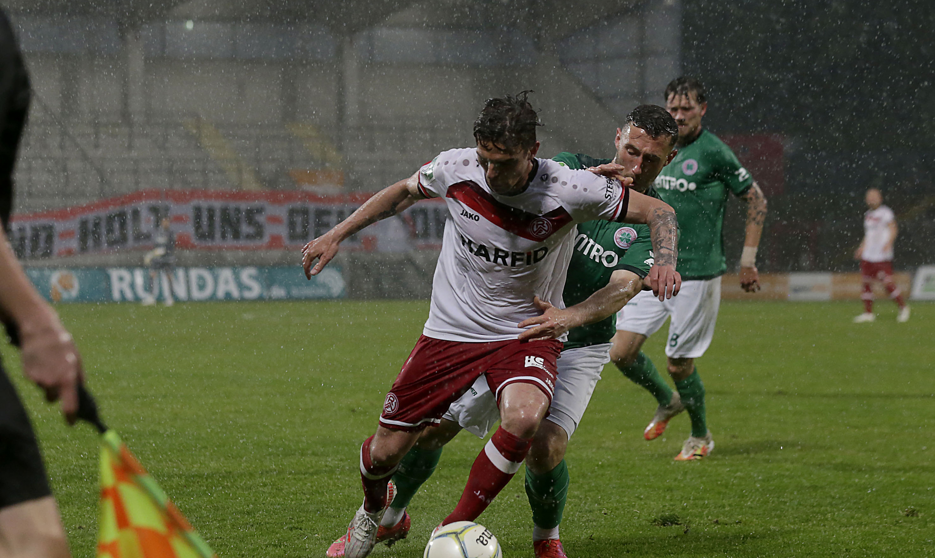 Alle nass gemacht: Kevin Grund als Fußball-Arbeiter im Regen von Oberhausen. (Foto: Endberg)