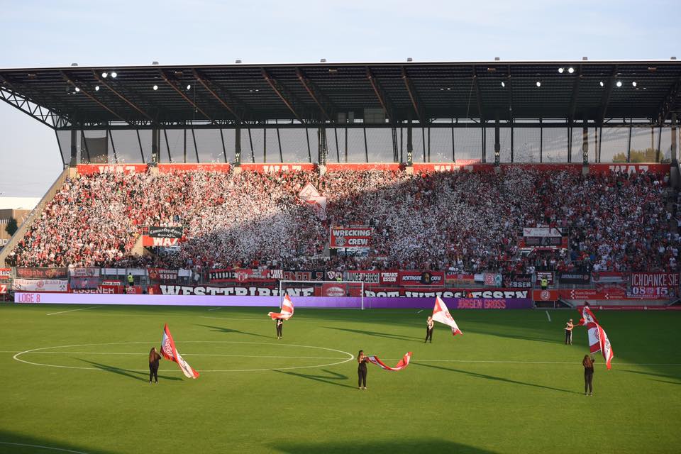 Ab sofort können RWE-Fans de Verein und Cornoa-Helfern gemeinsam unterstützen. (Foto:Endberg)