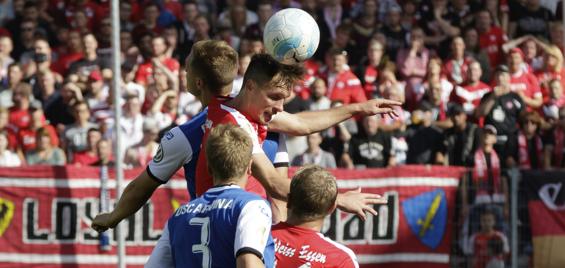 Wiedersehen nach vier Jahren: Im Spiel gegen Arminia Bielefeld könnte Brian Behrendt (Nr. 3 Arminia) auch wieder auf RWE-Stürmer Marcel Platzek (im Kopfball) treffen. (Foto: Endberg)