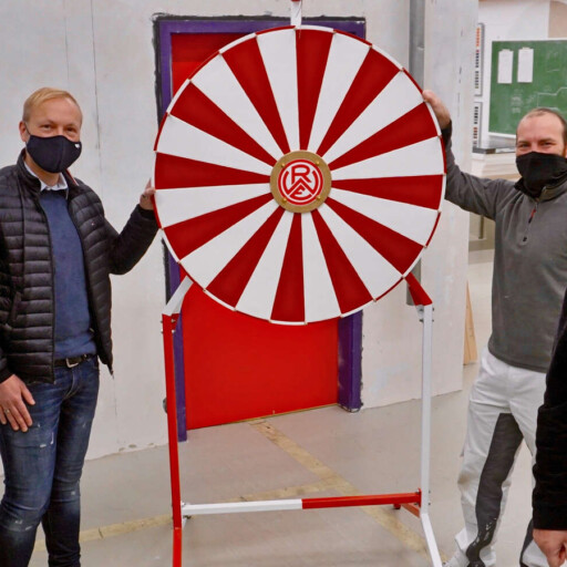 Jugendberufshilfe baut Glücksrad für RWE-Fans