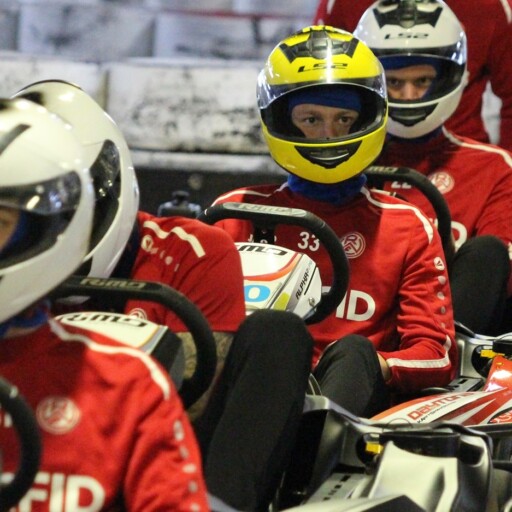 Mit Vollgas auf der Kartbahn