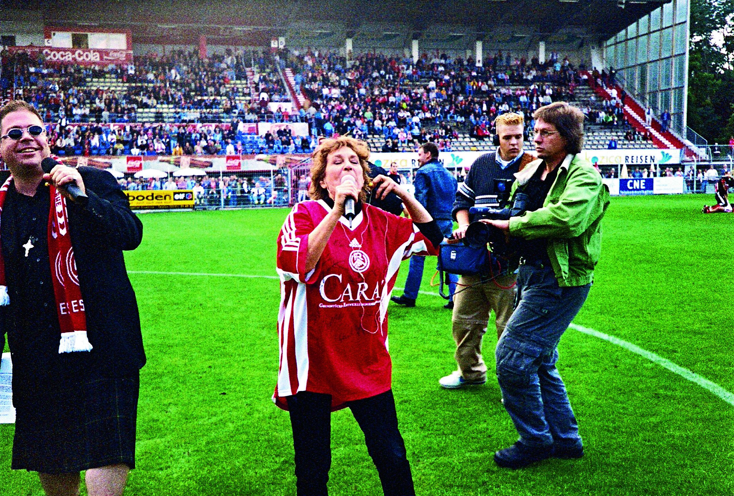 Adiole mit Siw Malmkvist 1999 im Georg-Melches-Stadion.