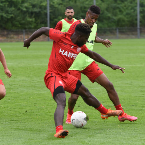 Trainingskollektion: Sportzeug im RWE-Look
