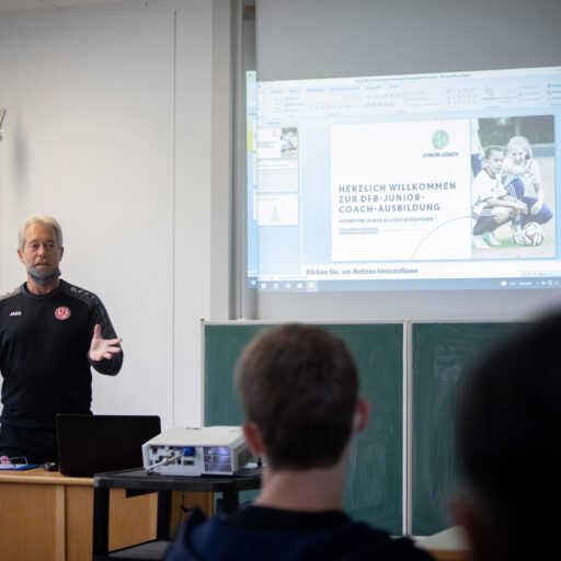 Junior-Coach: Früh an der Seitenline übt sich