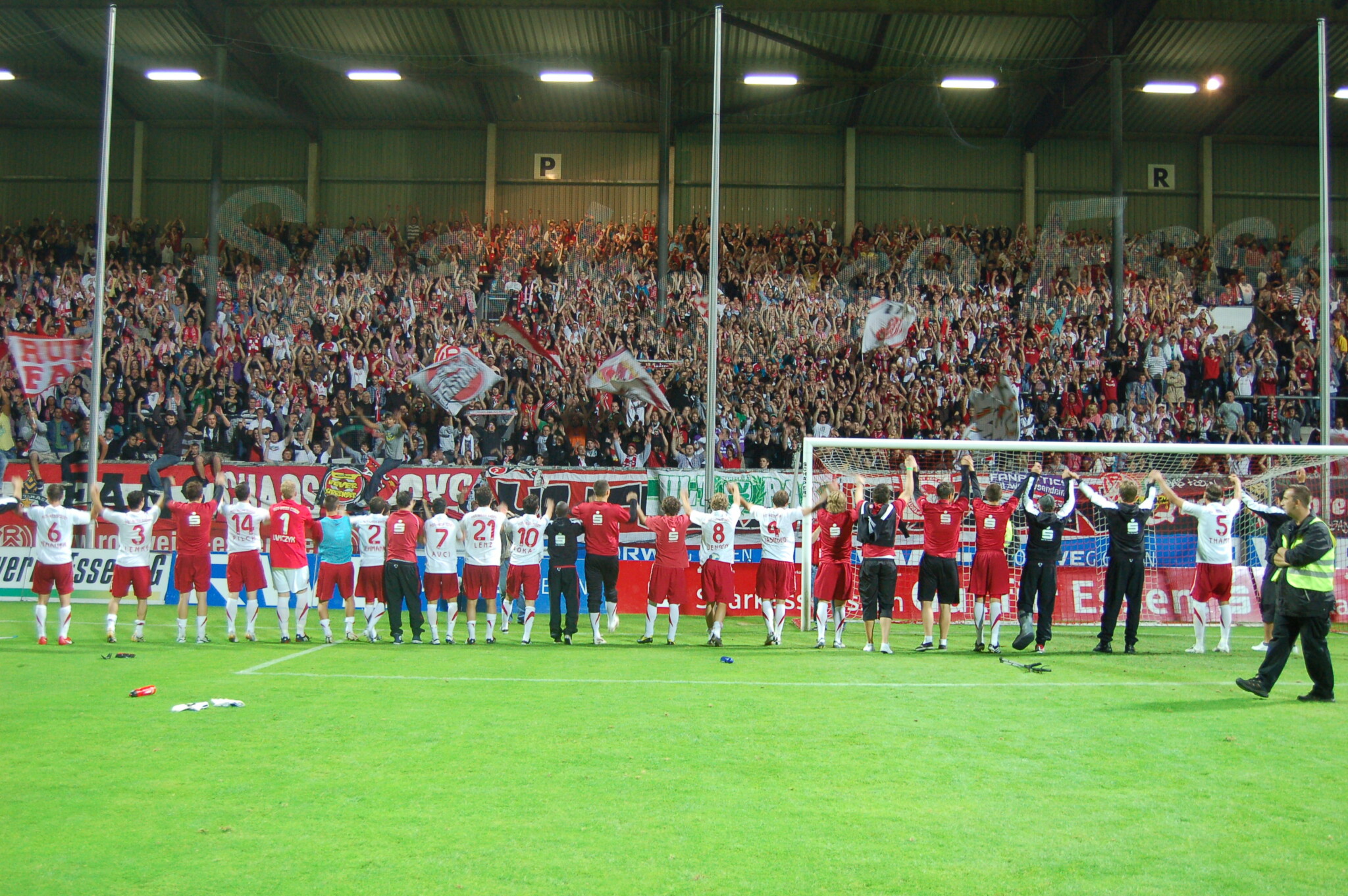 Die Rot-Weiss-Essen-Mannschaft von 2010/2011 feiert an der legendären Hafenstraße.