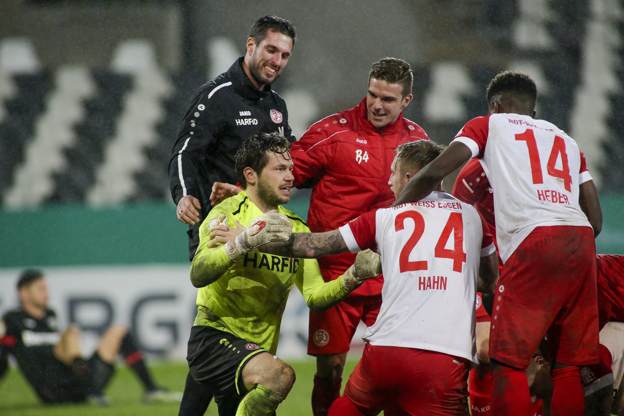 Rot-Weiss Essen jubelt nach dem Sieg gegen Bayer Leverkusen.