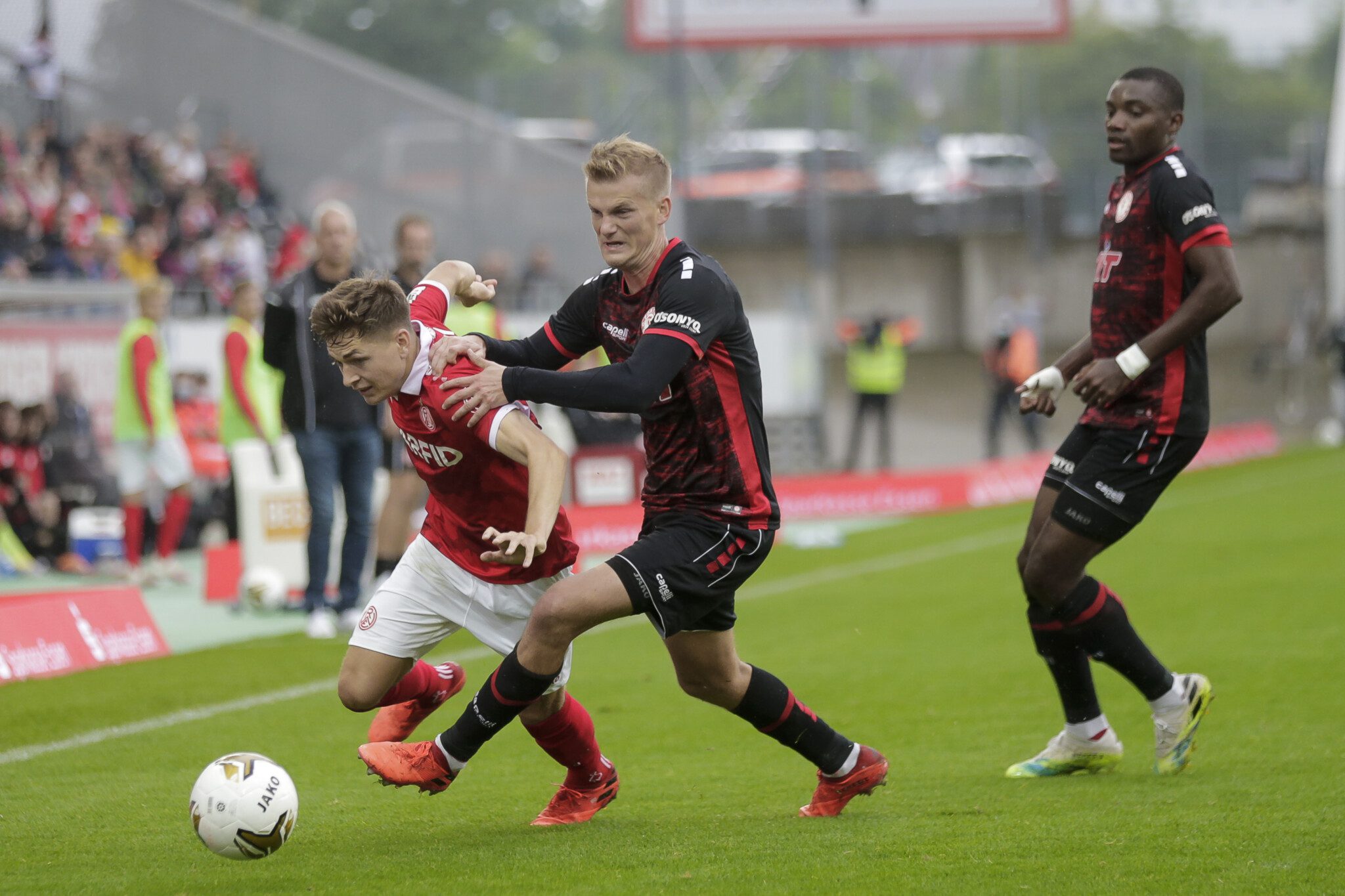 Sandro Plechaty kämpft im Stadion an der Hafenstraße gegen Fortuna Köln um den Ball.