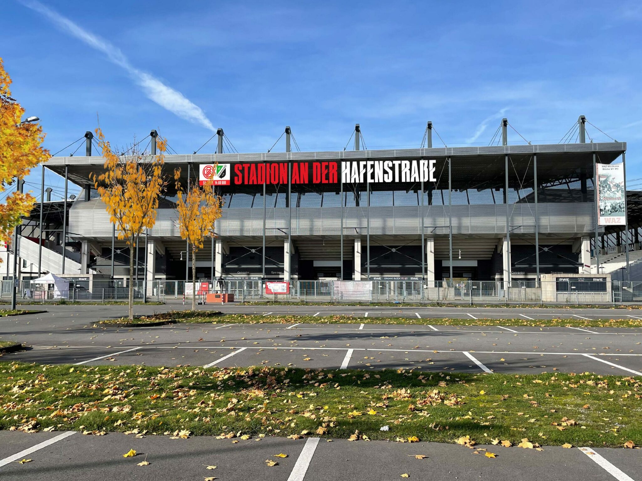 Update zur Montage des Stadionnamens – Rot-Weiss Essen
