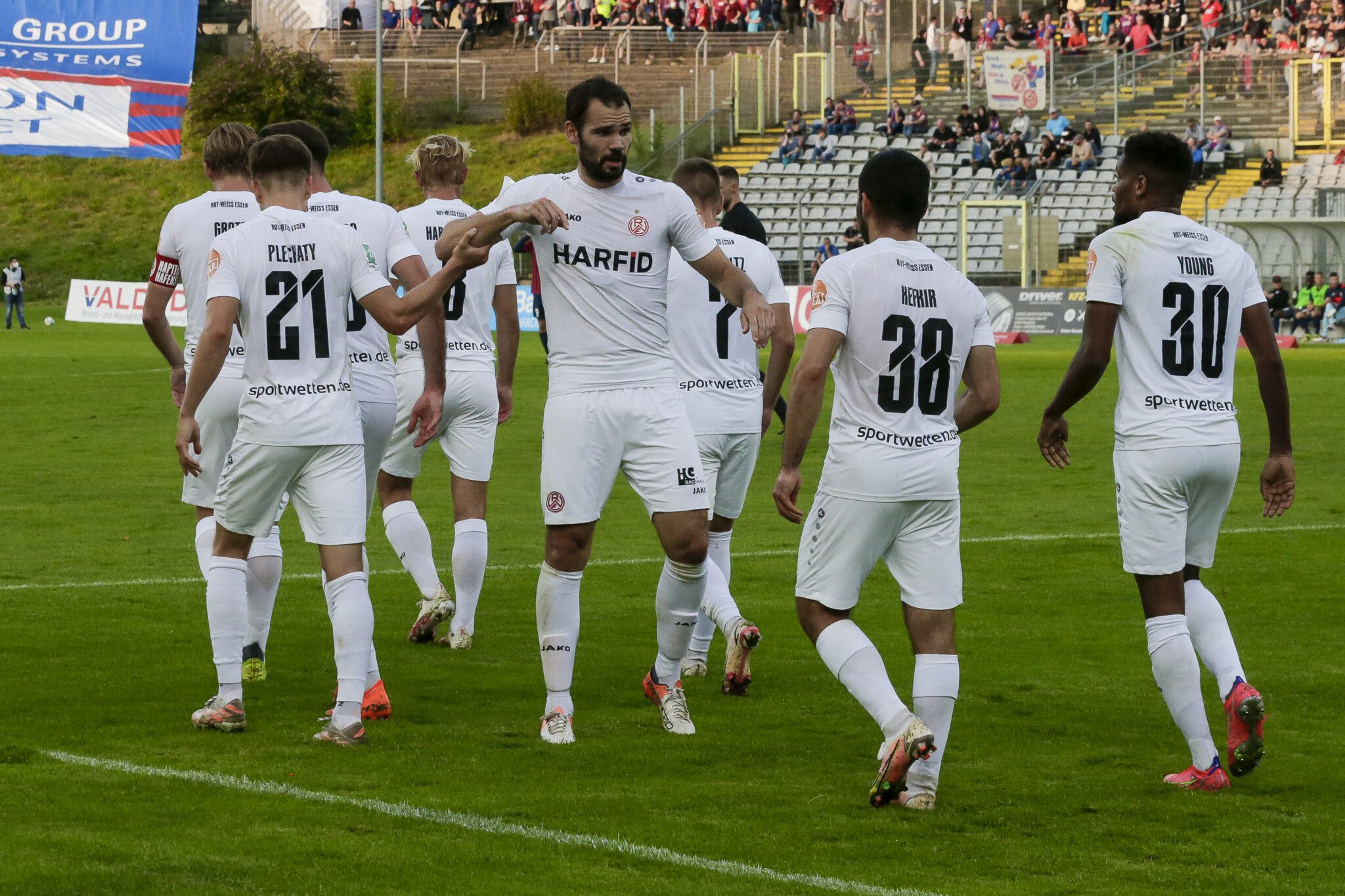 RWE bejubelt einen Treffer gegen den Wuppertaler SV.