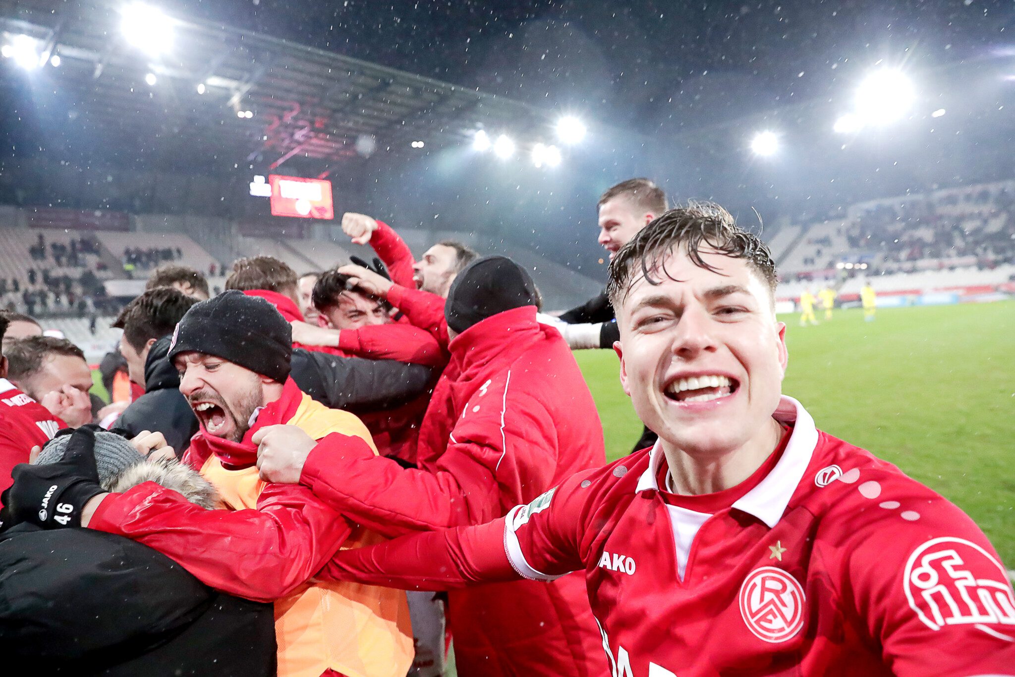 Ein letztes Mal spielen die Rot-Weissen am kommenden Freitag an der Hafenstraße unter Flutlicht gegen den FC Wegberg-Beeck.