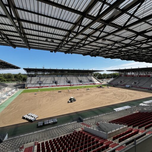 Neuer Rasen, Zuschauertribüne, Stadionname