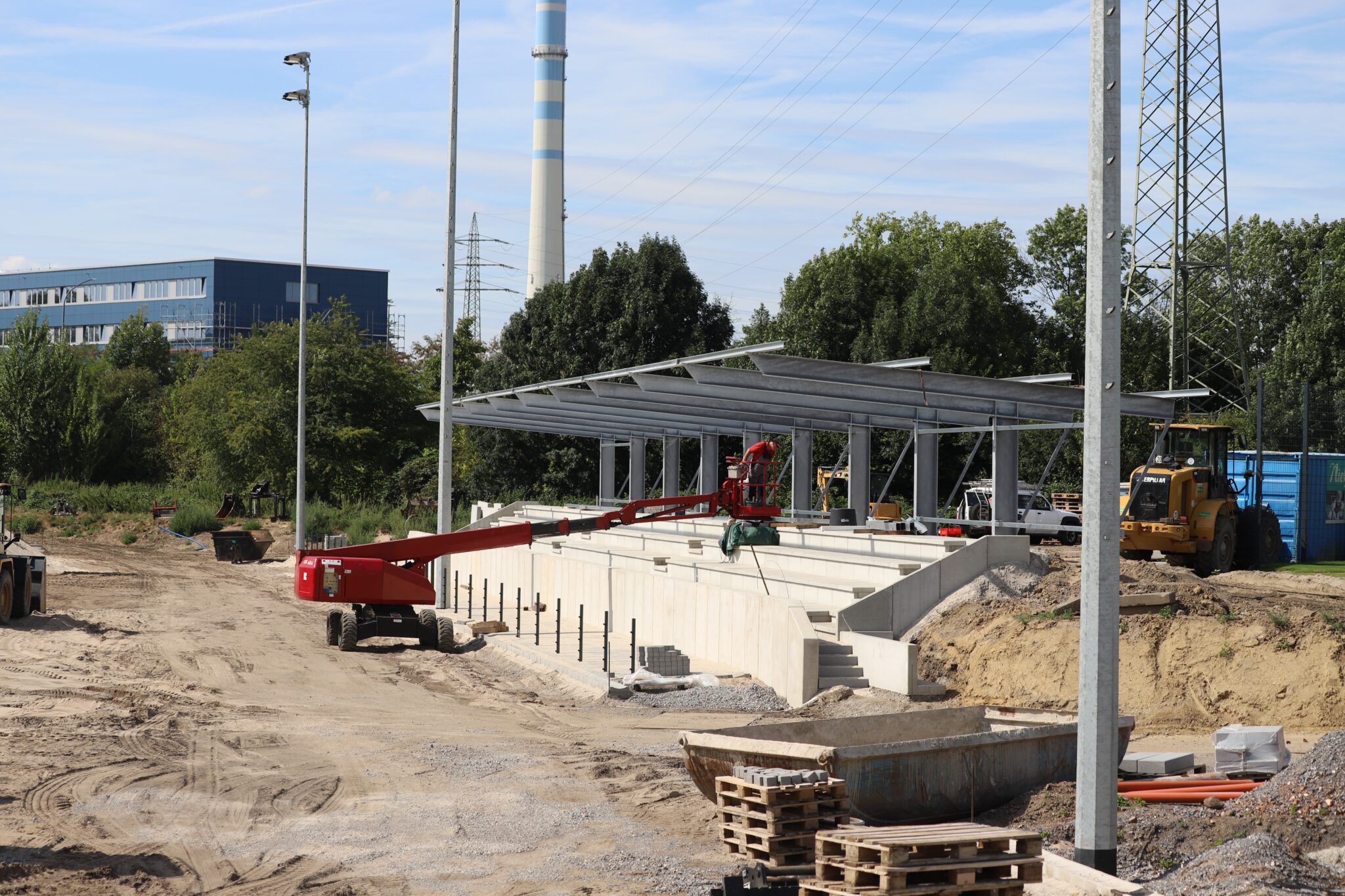 Die Tribünendach-Konstruktion am Trainingsgelände von RWE steht.