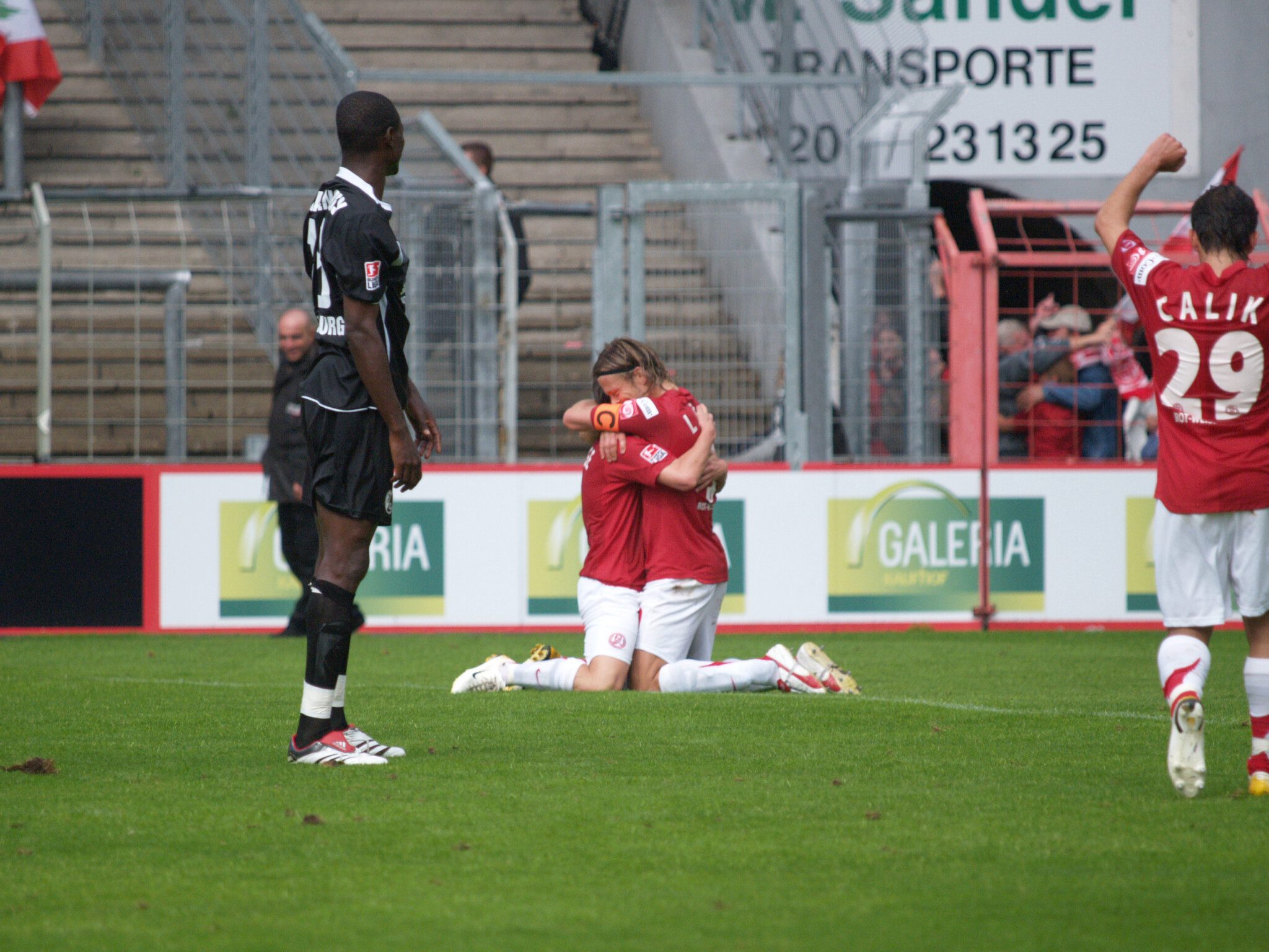 Holger Wehlage und Alexander Löbe bejubeln den Treffer gegen den SC Freiburg