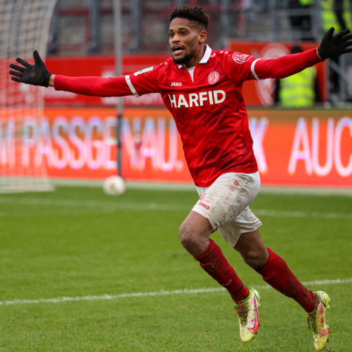 Isaiah Young erzielt „Tor des Monats“!