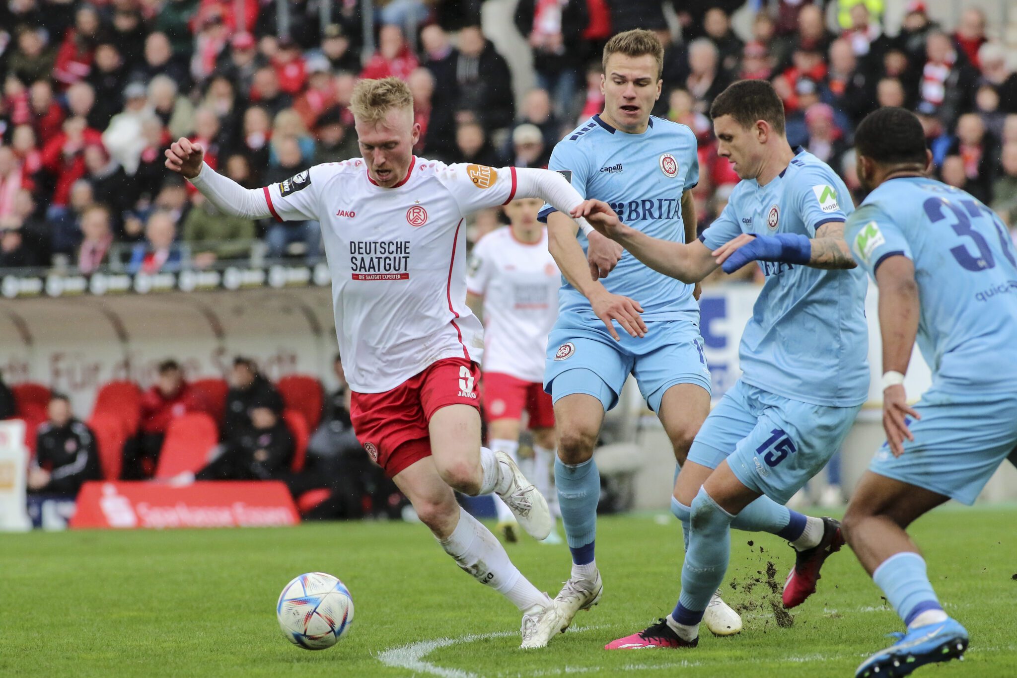 Gegen den SV Wehen Wiesbaden riss für Ron Berlinski (l.) und Rot-Weiss Essen die Serie von elf ungeschlagenen Heimspielen.