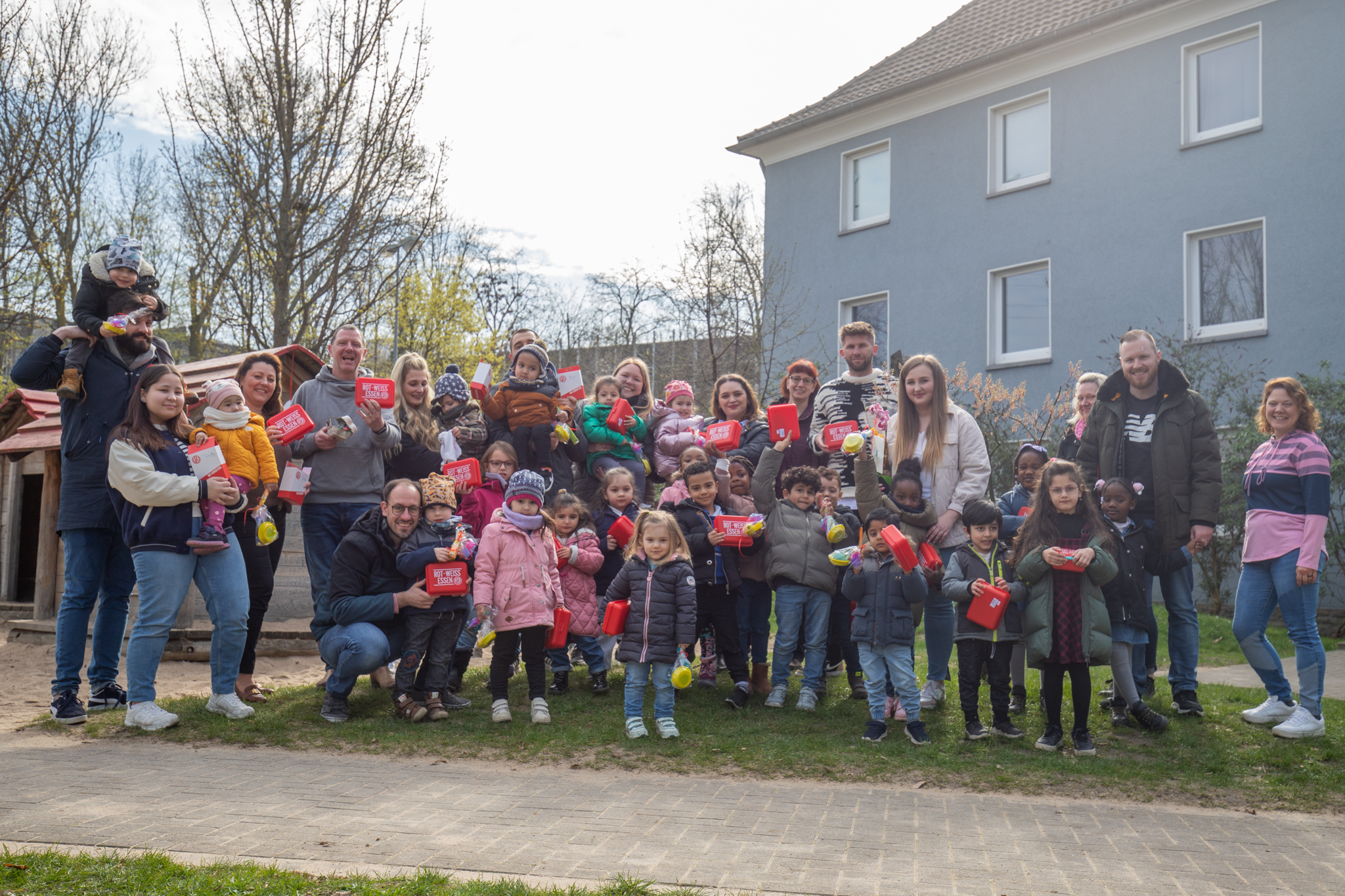 Überraschung! Die rot-weisse Partnerkita an der Grillostraße bekam spontanen Bescherungsbesuch von den Osterhasen von der Hafenstraße. (Foto: RWE)