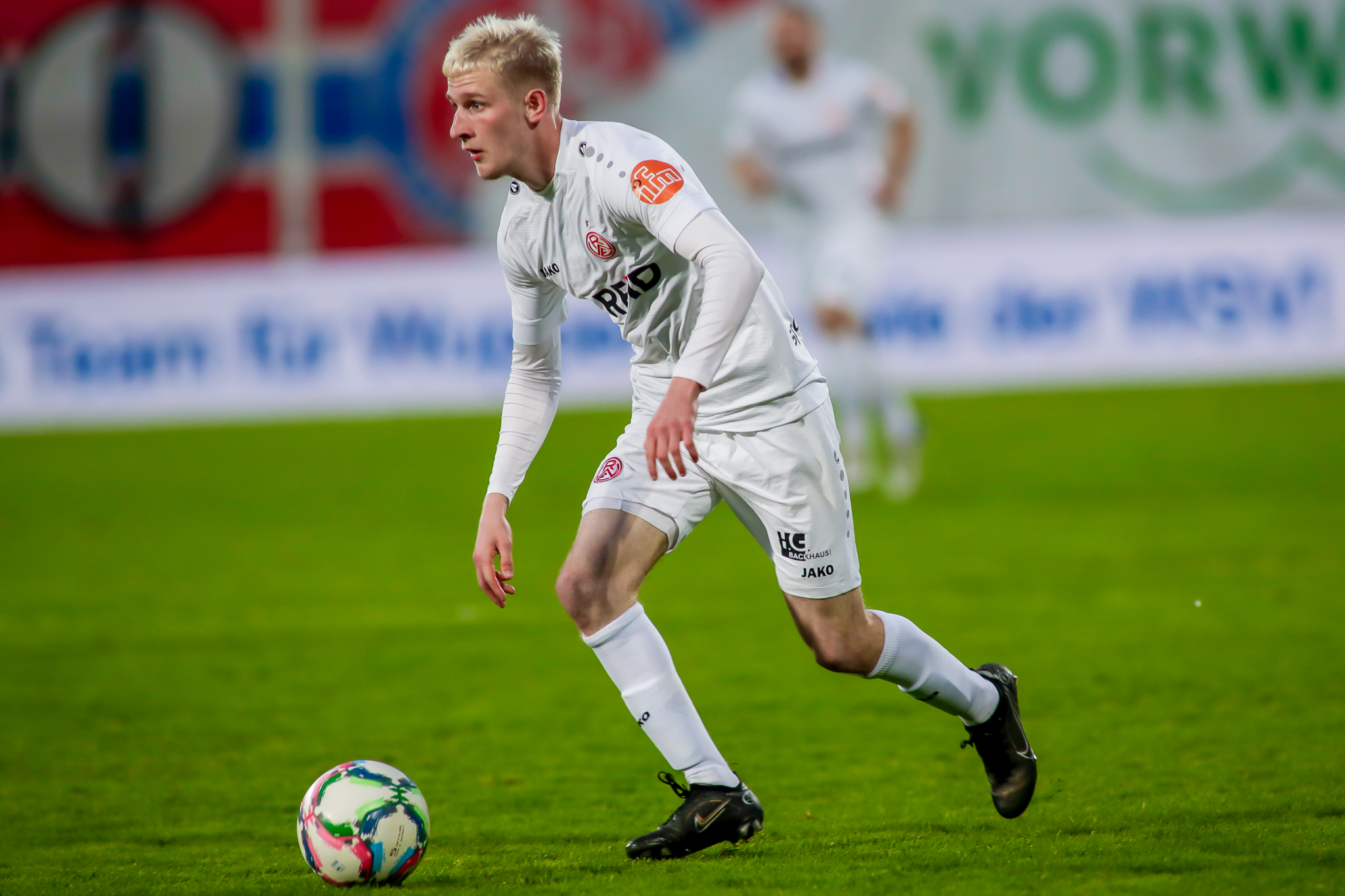 Nico Haiduk führt in einem komplett weißen Trikot den Ball