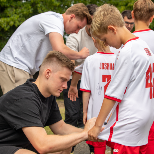 RWE-Torhüter besuchen Fußballcamp