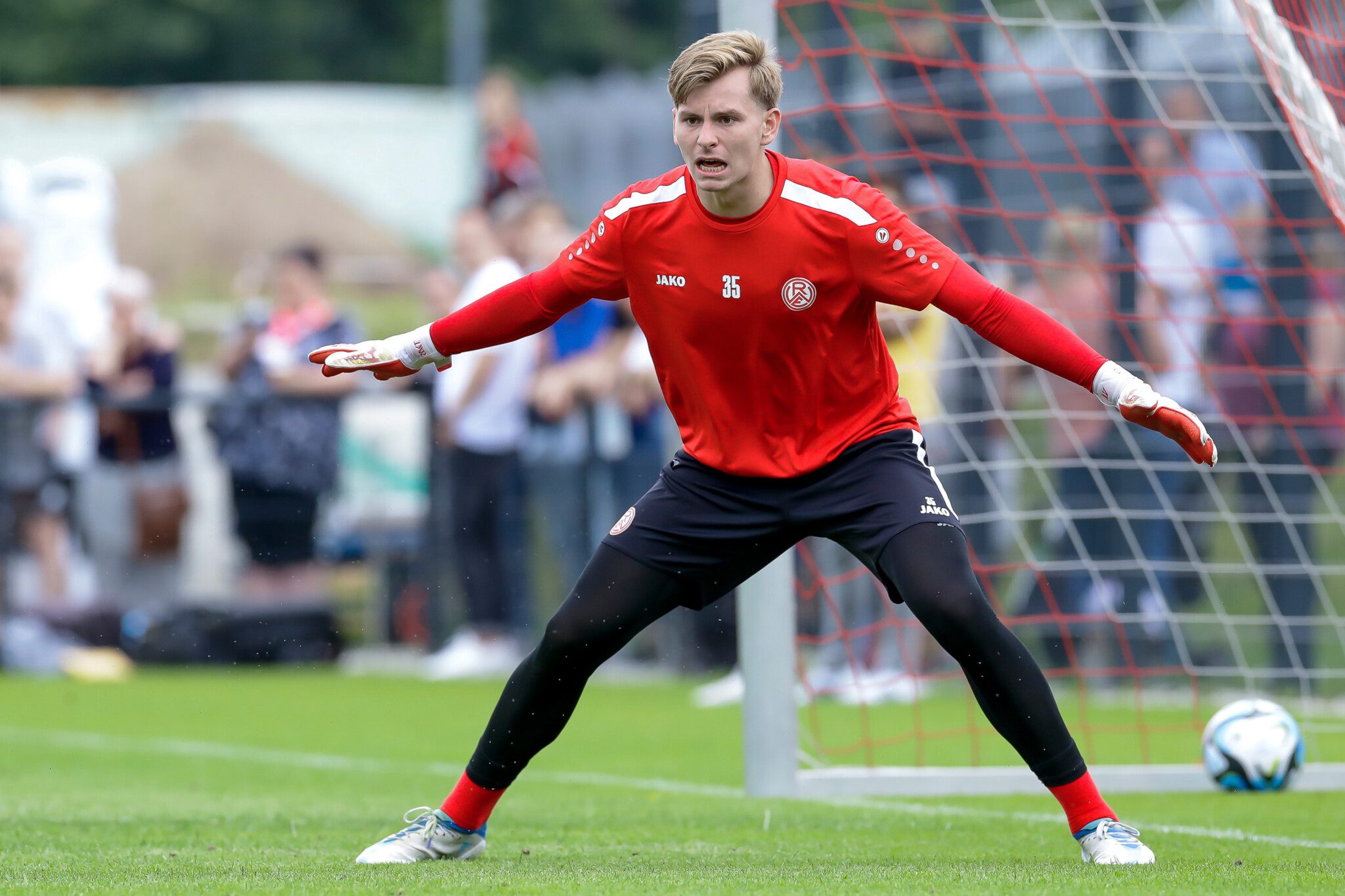 Felix Wienand steht im Tor auf dem Trainingsplatz, verdeckt dabei den Pfosten und wartet auf einen ankommenden Schuss.