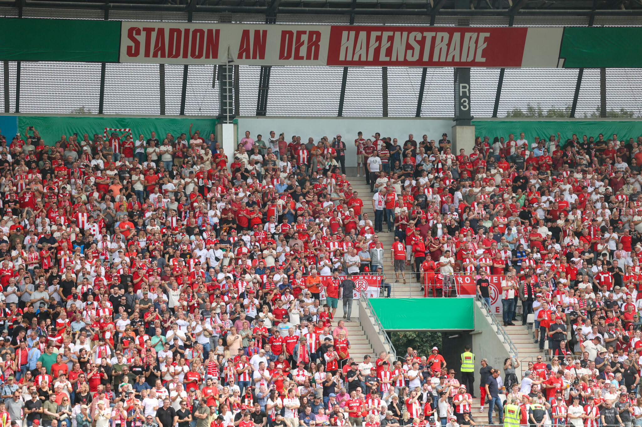 Ab 19.30 Uhr rollt der Ball am Sonntag für Rot-Weiss Essen.