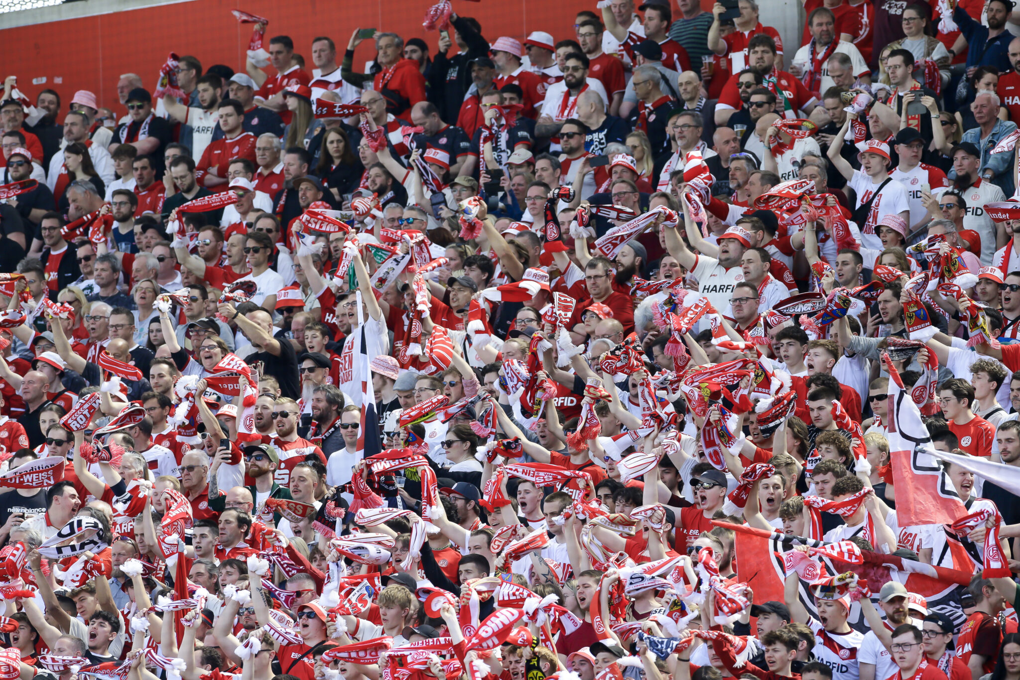 1.000 Fans begleiten Rot-Weiss Essen nach Halle. (Foto: Endberg)