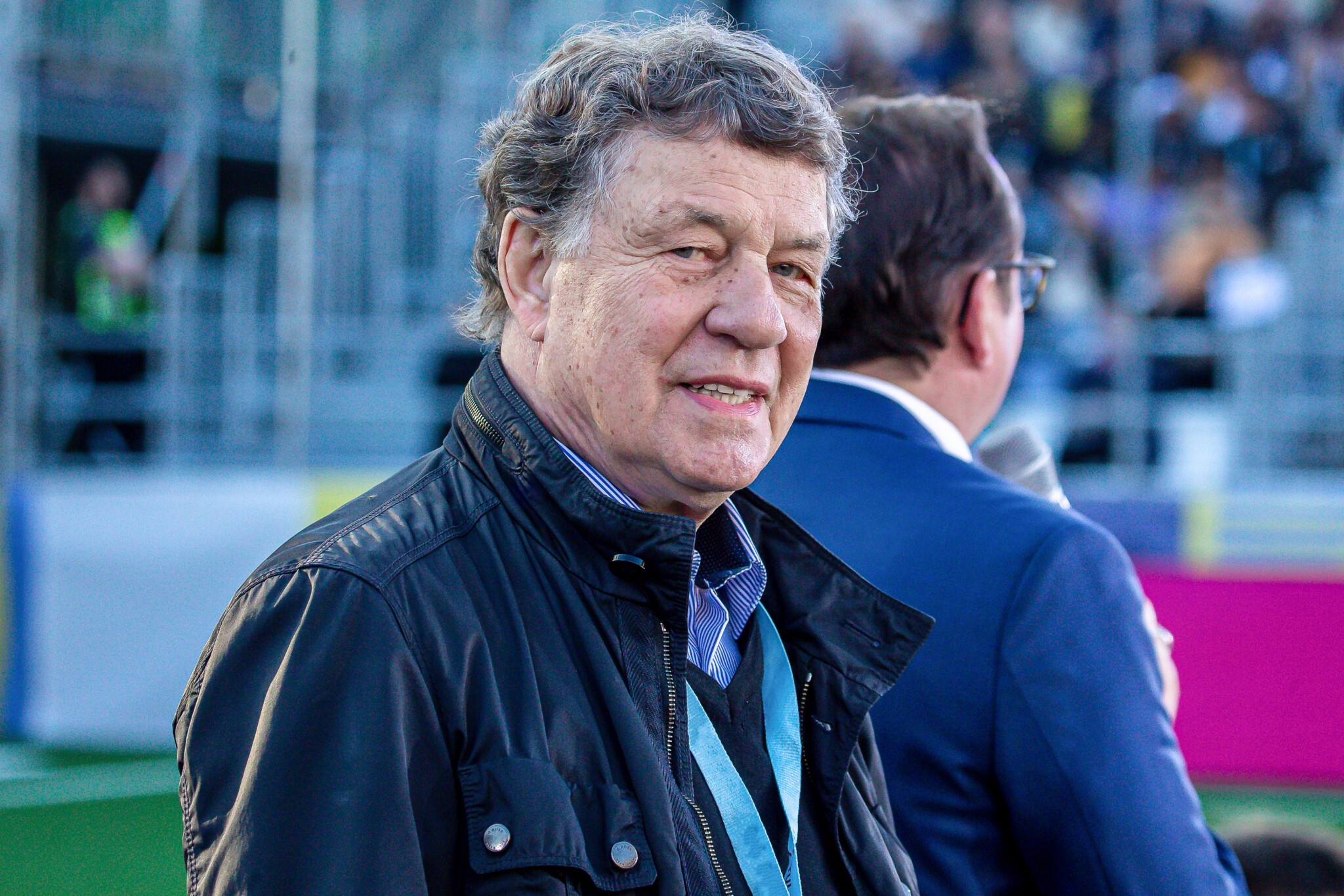 Otto Rehhagel blickt in die Kamera und lacht