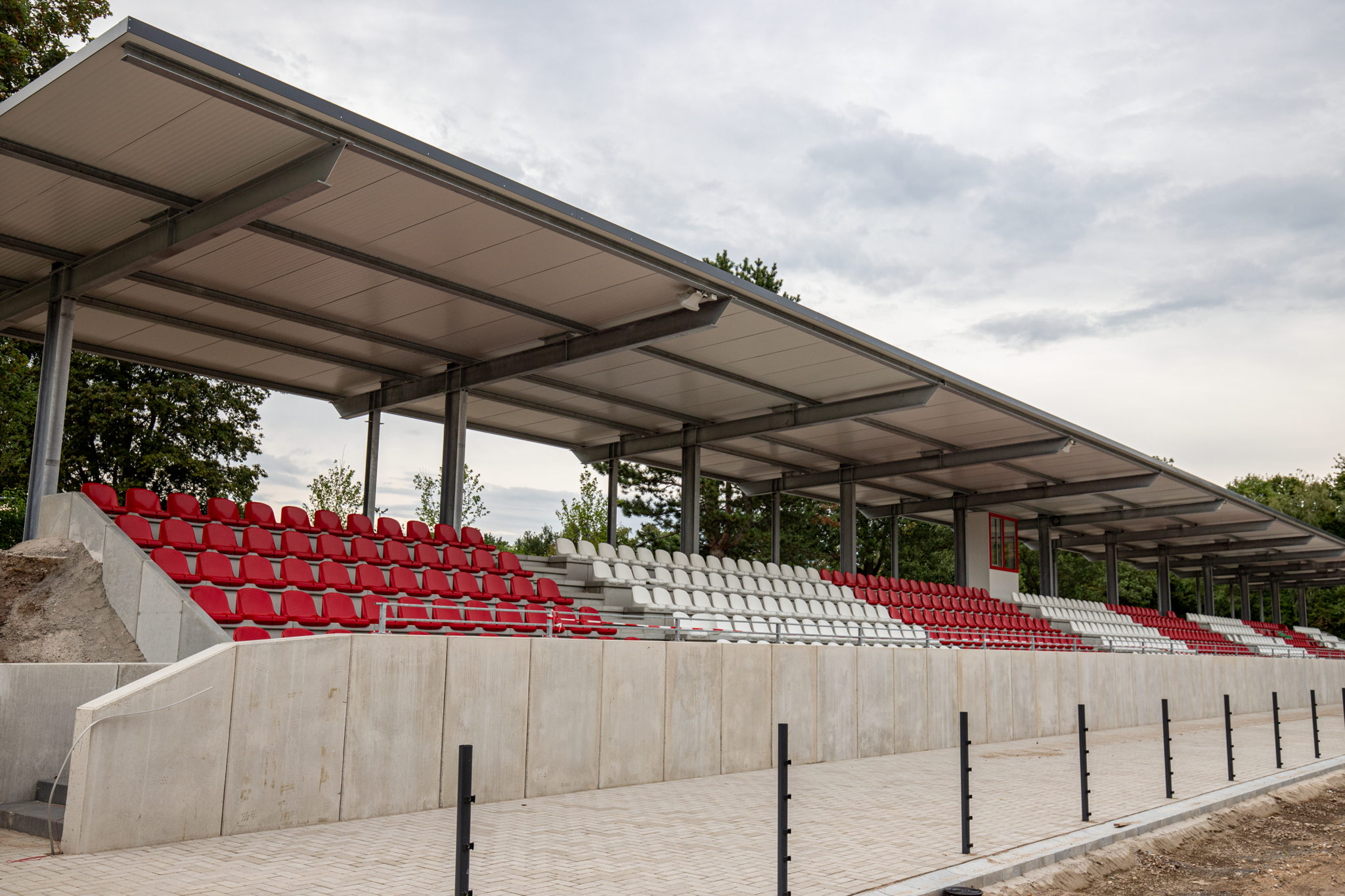 Die Tribüne im zukünftigen Jugendstadion im FÖRDERWERK ist in den Vereinsfarben gehalten. (Fotos: RWE)