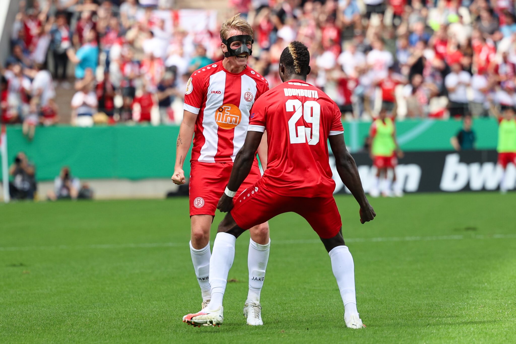 Große Freude: Rot-Weiss Essen-Heimtrikot ab sofort in allen Größen verfügbar.