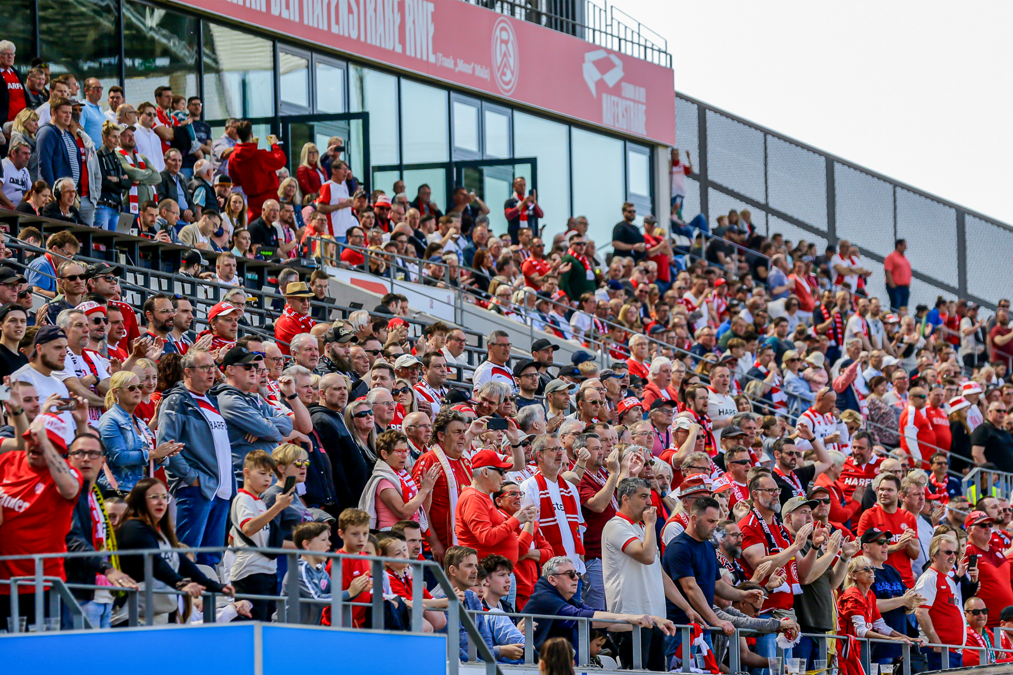 Auch in diesem Jahr nahmen viele Rot-Weiss Essen-Fans an Happos Dauerkartenwette teil.