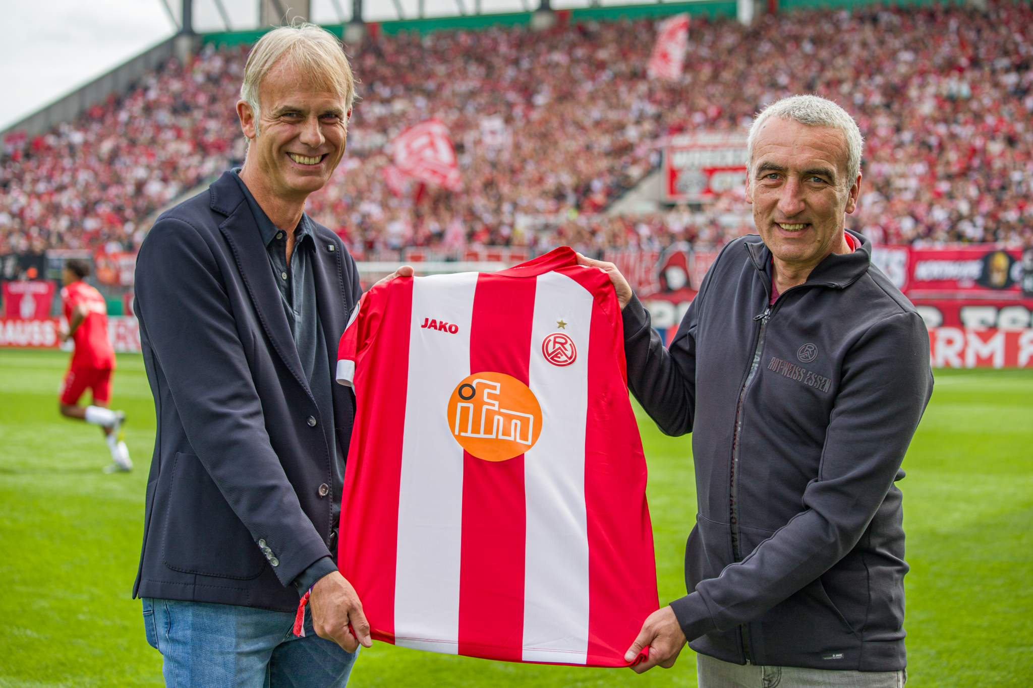 ifm-Vorstandsvorsitzender Michael Marhofer (li.) und RWE-Vorstand Marcus Uhlig trafen sich im Rahmen des Pokal-Spektakels gegen den Hamburger SV.