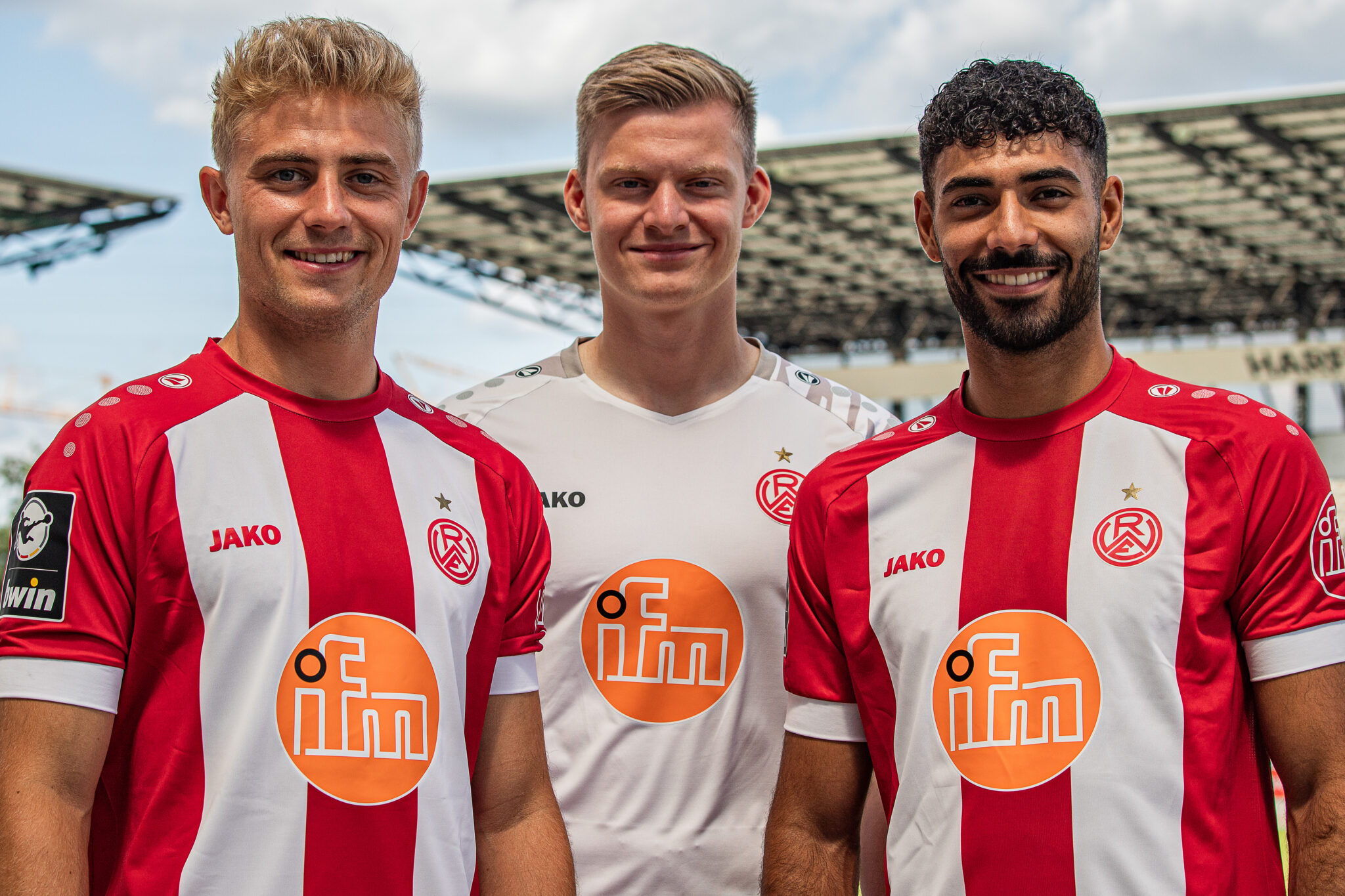 Lachende Gesichter: Ab dem HSV-Spiel liegt das neue Heimtrikot im Ladenregal.