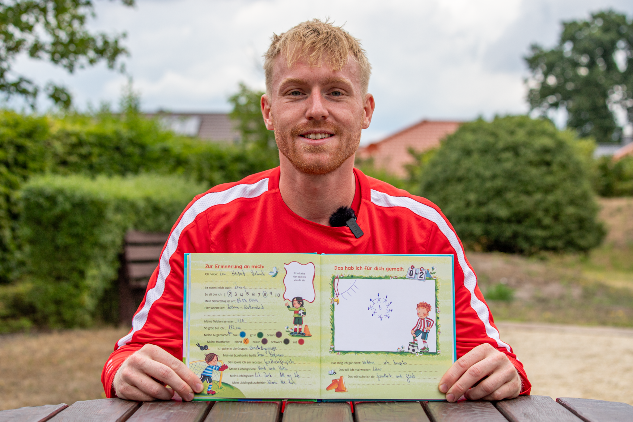 Rot-Weiss Essen-Stürmer Ron Berlinski ist einer der Spieler, die sich ins Freundschaftsbuch eingetragen haben.