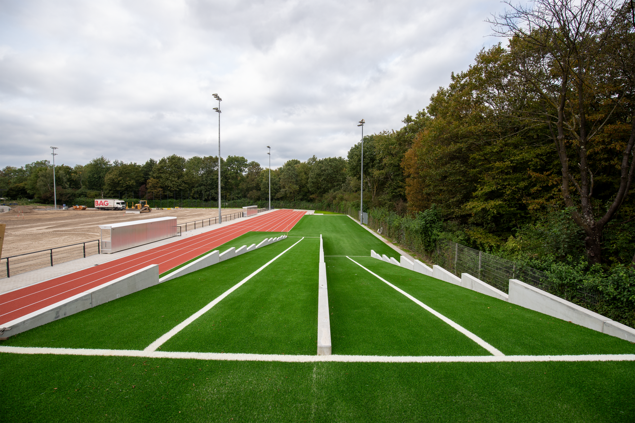 Hier auf dem Fitnesshügel wird künftig an der Athletik der FÖRDERWERK-Talente gearbeitet.