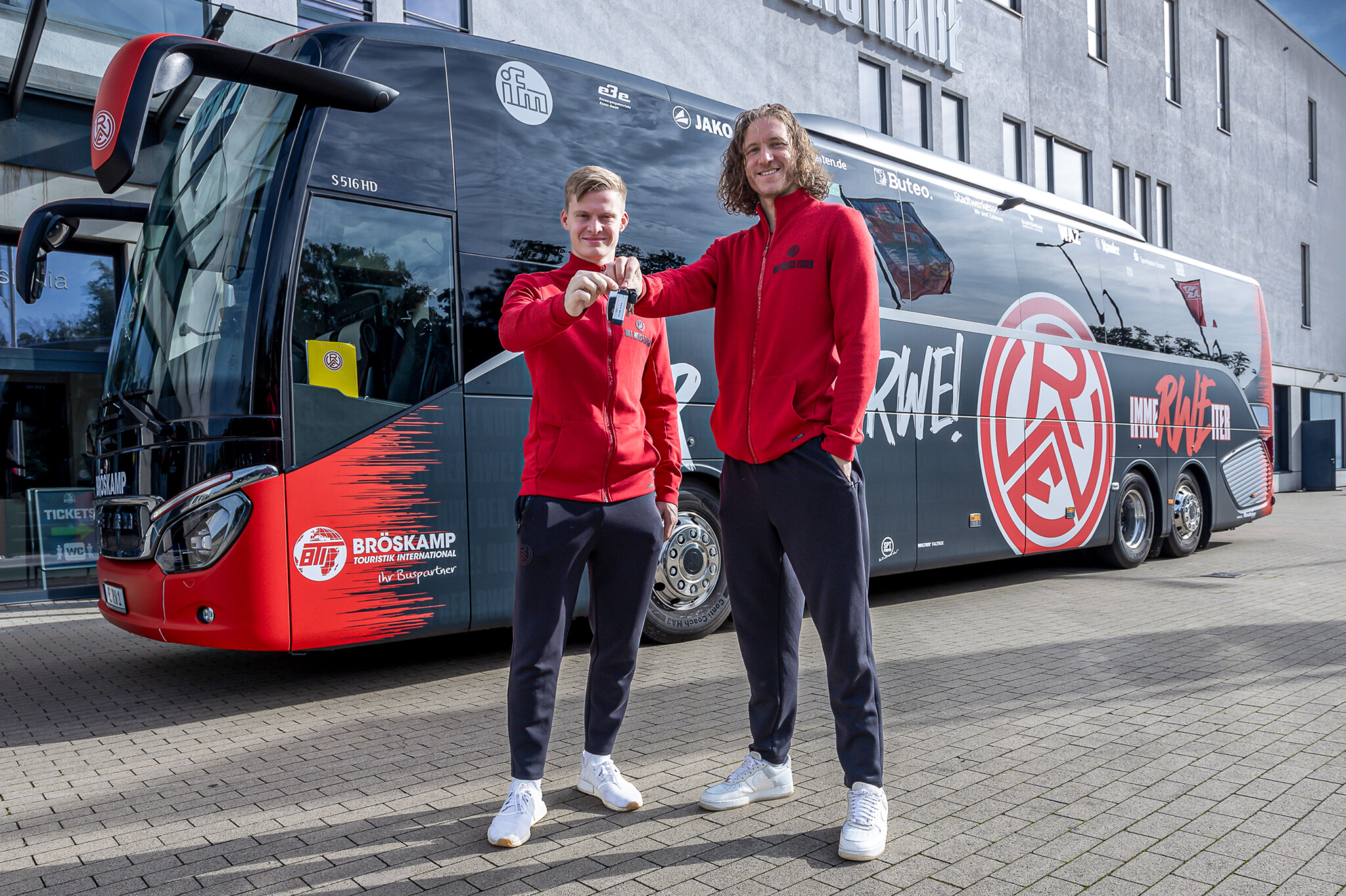 RWE bekommt brandneuen Mannschaftsbus! – Rot-Weiss Essen