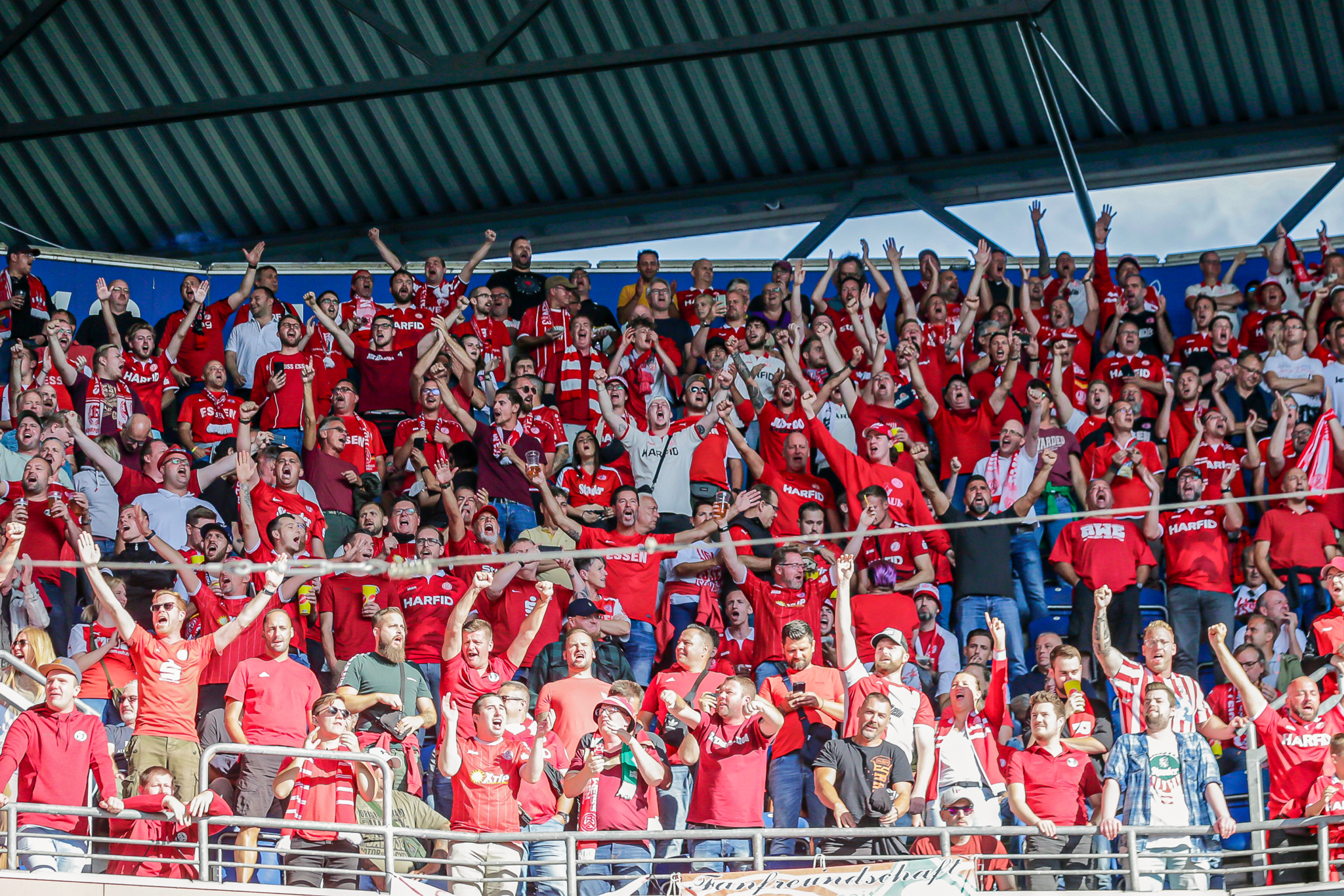 Die Fans von Rot-Weiss Essen unterstützen ihren Verein in Duisburg tatkräftig.