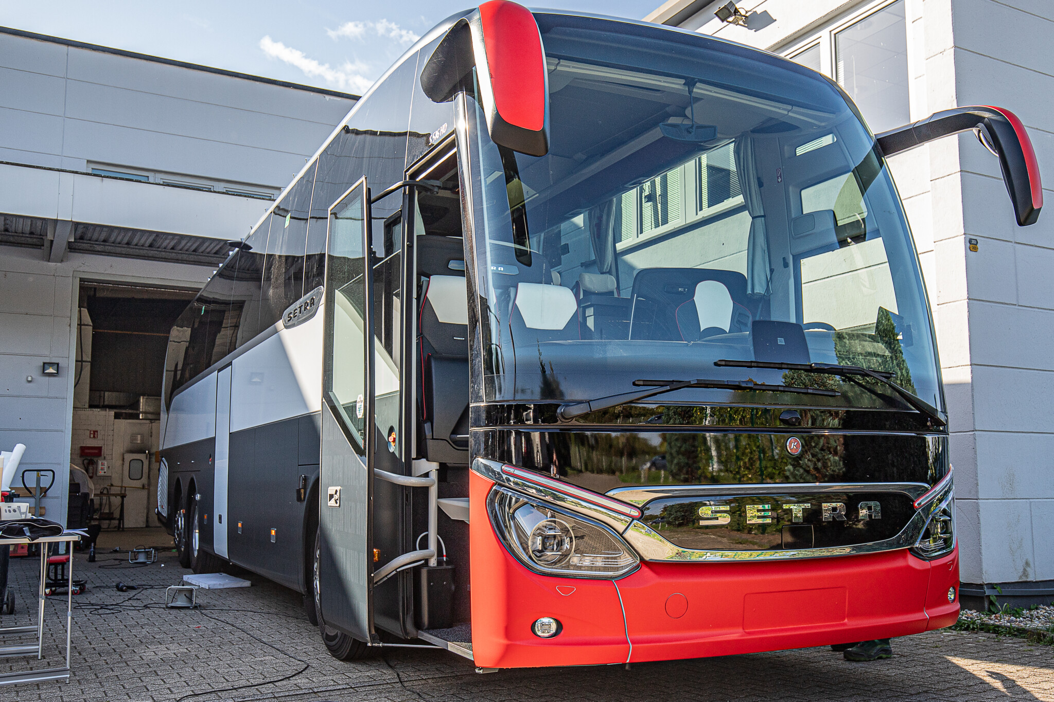 RWE bekommt brandneuen Mannschaftsbus! – Rot-Weiss Essen