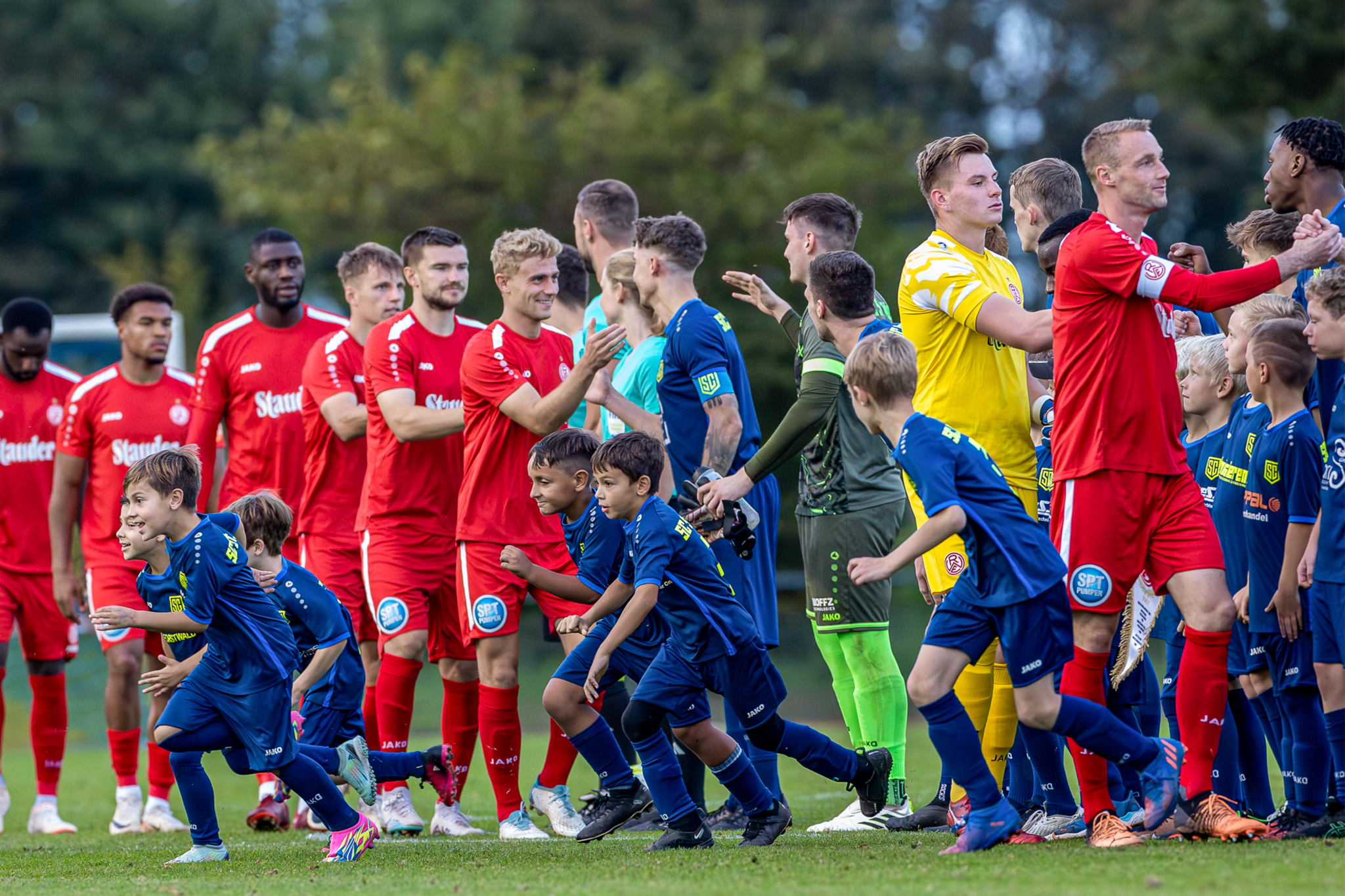 Mit Siegen über Dinslaken und St. Tönis hat Rot-Weiss Essen das Achtelfinale im Niederrheinpokal erreicht.