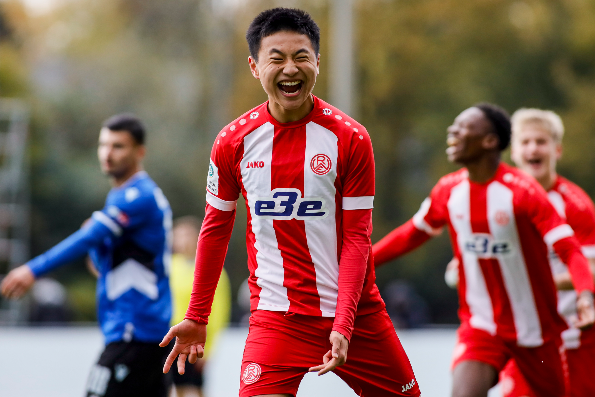 Rot-Weiss Essen-Spieler Qi Xiang Leon Chen jubelt über seinen Treffer zur 1:0-Führung gegen Bielefeld.