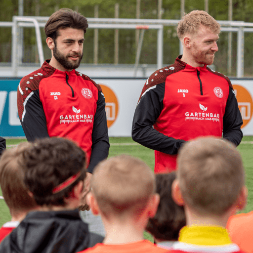 16 RWE-Profis besuchten Fußballcamps