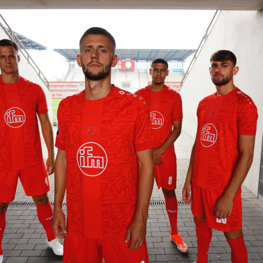Das neue RWE-Heimtrikot – All Red!