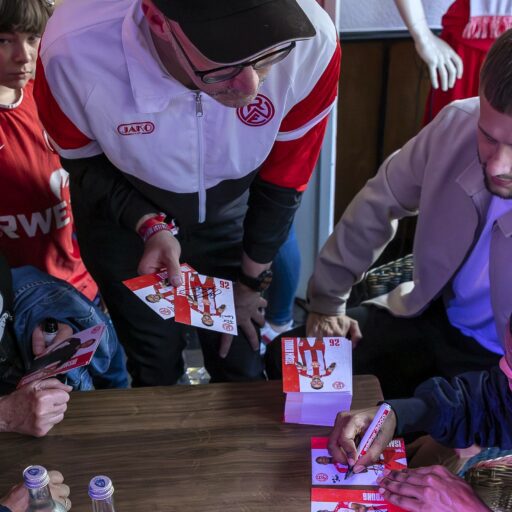 JAKO präsentiert: Autogrammstunde mit Team und Trainerstab