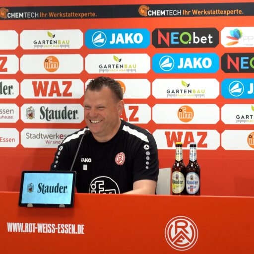 PK mit Uwe Koschinat vor der Partie bei 1860 München