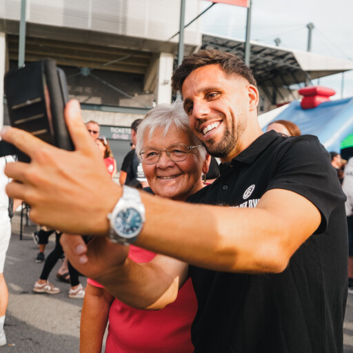 Enger Austausch zwischen Fans und Spielern bei FFA-Saisoneröffnung