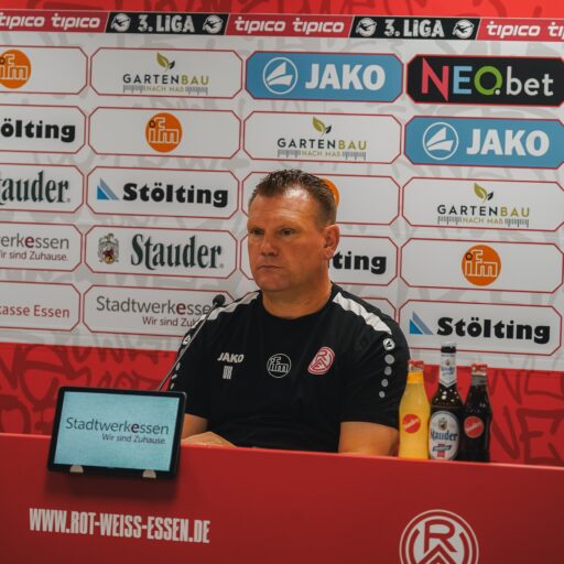 Die PK vor dem Spiel beim TSV Havelse mit Uwe Koschinat