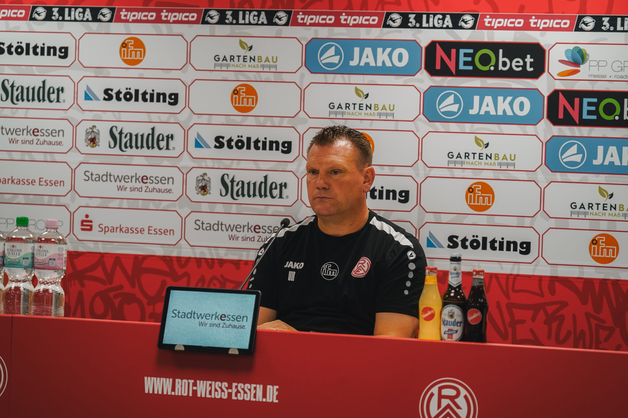Die PK vor dem Spiel beim TSV Havelse mit Uwe Koschinat – Rot-Weiss Essen