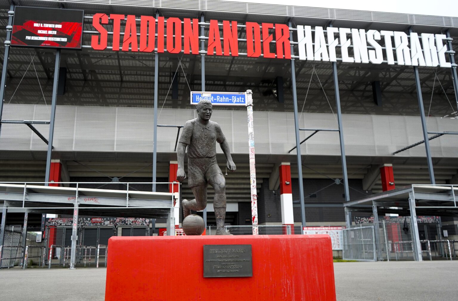 Nach Reparatur: Helmut-Rahn-Statue steht wieder vor der West - Rot ...